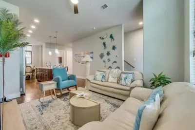 Image de Beach-Inspired Centrally Located Home