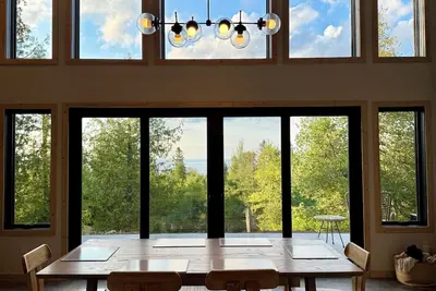 Image de Cedar Solace Cabin: Lake Views, Private Forest & Finnish Sauna. 7min to skiing