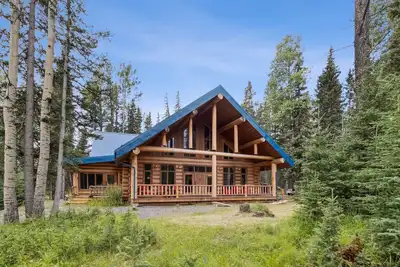Image de Nordegg Timber Estate – Luxury Log Home Retreat