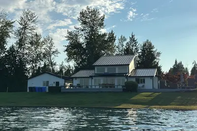 Image de Lakefront Retreat with Private Dock's, Stunning Views, fireplaces and hot tub!