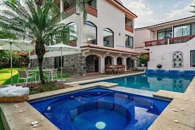 Image de Colonial Getaway with Pool, Hot Tub, and Lush Garden for Relaxation