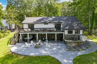 Image de Lakefront 4br, Hot Tub, Kayaks, Paddleboards, Fire pit, Fireplace, Pool Table