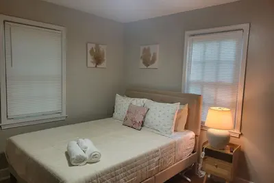 Image de Charming 2-bedroom bungalow in lovely Greensboro 4min walk to Collisuem