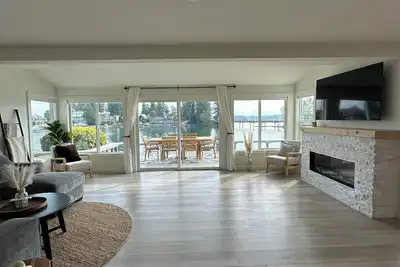 Image de Lakefront Retreat with Private Dock's, Stunning views, Fireplaces and hot tub!