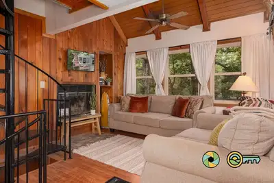 Image de Treehouse Mountain Stay - unique cozy quiet!