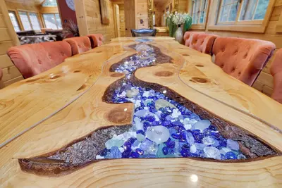 Image de The Lazy Bear Lodge with hot tub, sauna and movie theater in the Hideout