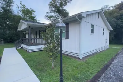 Image de \tTree Line Escape • 20 Mins to Beaches • Cozy + Spacious