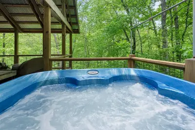 Image de By The New River - Hot Tub - Fireplace - Covered Porch