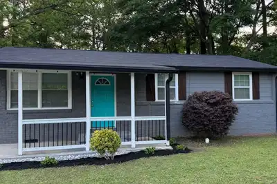 Image de Home Away From Home…Just 8 Min From the Airport!