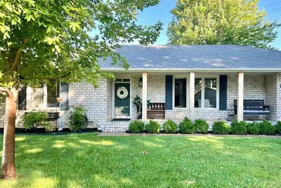 Image de Sunlit Maple Inn - Charming 3 bedroom house in Nw Hutchinson