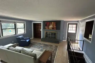 Image de Washer/Dryer, Smart Tv, Desk, Internet, Yard, Driveway parking, Sidewalks & more