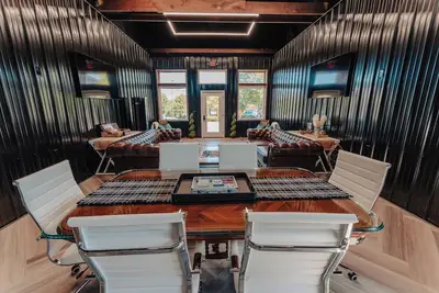 Image de Walking distance to bar & restaurants, cool laid-back vibe with pool table!