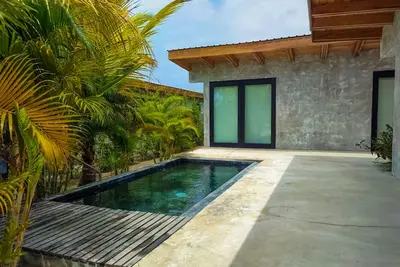 Image de Spacious waterfront villa with splash pool, beach access & private terrace