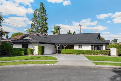 Image de Superb 4-bedroom house/6 Beds 15 minutes to Disneyland!