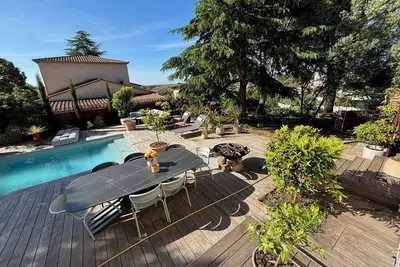 Image de villa buccolique avec piscine au calme en bordure de forêt