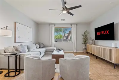 Image de 4br Luxury Home | Backyard & Pool Access