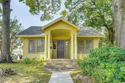 Image de Walkable Dtwn Lafayette Home w/ Screened Porch