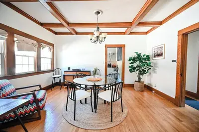 Blue Bungalow - 3 min to downtown, Gbr!