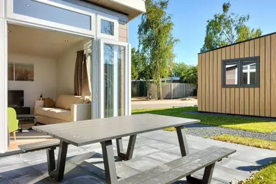 Image de Belle maison à Heinkenszand avec piscine chauffée