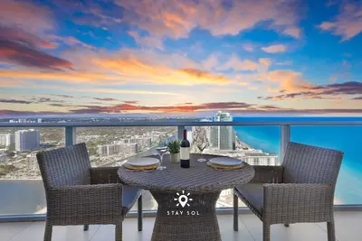 Image de Stunning 1br Apt With Ocean View Balcony