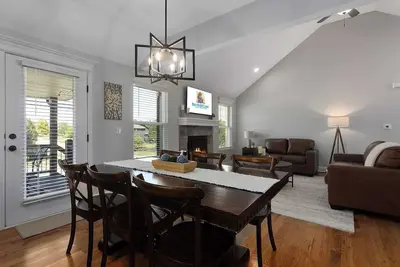 Image de 4br Home Game Room! 2 Living Spaces_KingBeds