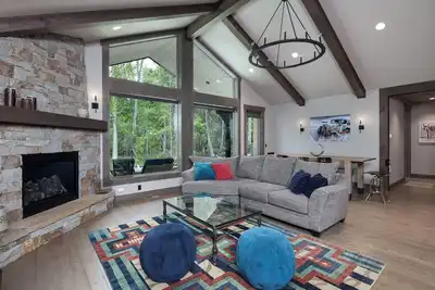 Image de Lakeview Escape l Luxury Home #3 w/ Sauna, Fireplace & Large Private Deck