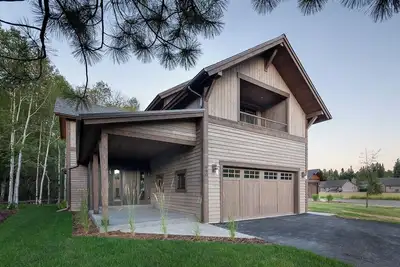 Image de Spacious 4-Bedroom Retreat w/ Foosball in Rec Room, Large Patio & Living Space