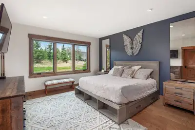 Image de Modern-Rustic Retreat + Full Kitchen, Soaking Tub, Office, Media Room & Deck