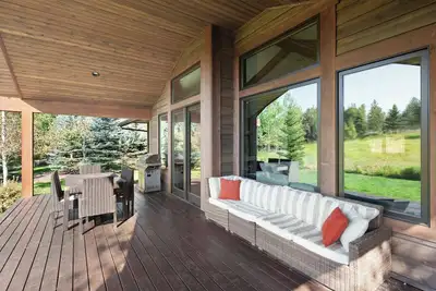 Image de Elegant Lodge-Managed Home | Pool, Spa, Lakefront & Near Viking Creek Preserve