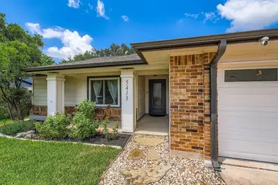 Image de Tch - Comfy 4bd/2ba home in Austin with Workspace