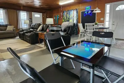 Image de Charming 2-bedroom house, Av charger, airhocky and pet friendly