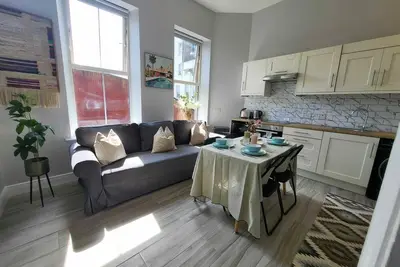 Image de Top Location - Newly Refurbed 2bd, Sleeps 6 W/Loft