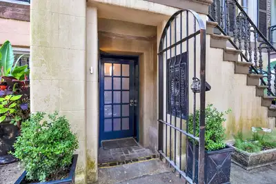 Image de “Charming Garden Retreat – Where Comfort Meets Character”