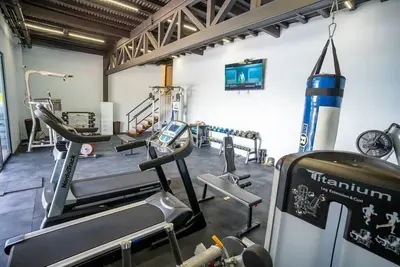 Image de Luxury Home Gym Jacuzzi Pool Suana Soccer Field and Tennis & Basketball Courts