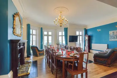 Image de Dukes Holiday Apartment. Magnificent Mansion Apartment with Panoramic Seaviews.