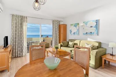 Image de Appartement 'Benalbeach Sea Front' avec vue sur la mer, Wi-Fi et climatisation