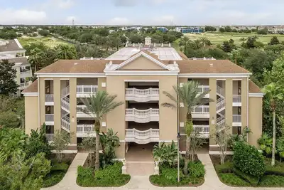 Charming 3-bedroom villa with stunning golf course views.