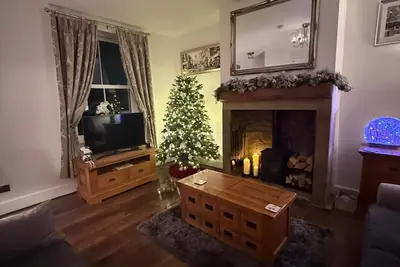 Image de Lindley Gem\nHeart of Lindley, sleeps up to 6, enclosed gardens, yards from Manor