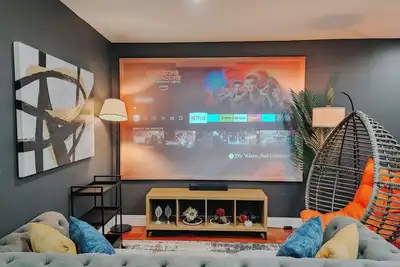 Image de Pool Table / 5 King Beds / 2 Free Driveway Parking