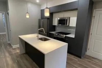 Image de New three bedroom art museum area with backyard