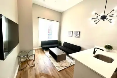 Image de Art museum area 2 bedroom bilevel big unit &yard.