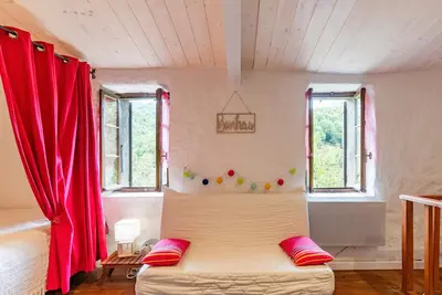 Image de Maison de Vacances 'Cœur Ardèche' avec Vue sur la Montagne et Jardin Privé