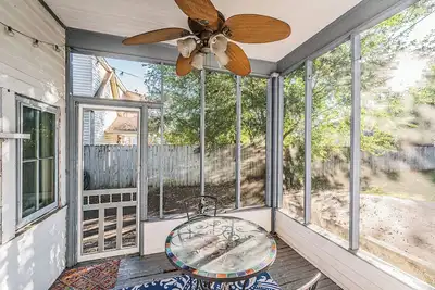 Image de Stately State Street Abode 2