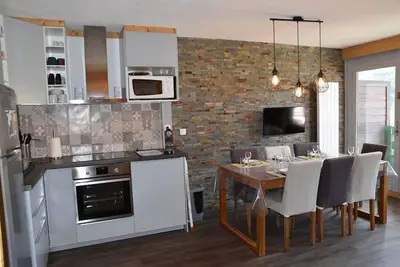 Image de À 30m des pistes de ski, 5ème étage, vue montagne/station, balcon, parking, télévision, casier à ski