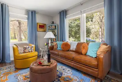 Image de Yellow Door Downtown Carrboro