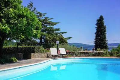 Image de Two Cozy Cottages with Lake and Castle Views