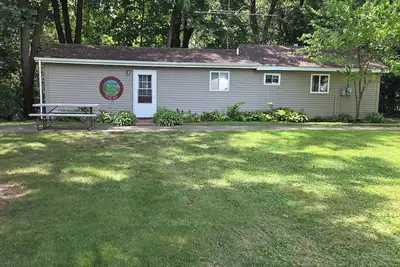 Image de Cozy cottage tucked beside the peaceful St. Joseph river
