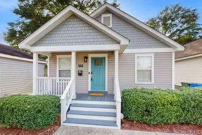 Image de Coastal home with private yard, close to riverfront and local attractions