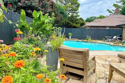Image de Luxe 4br w/ Heated Pool + Hot Tub | Walk to Lake