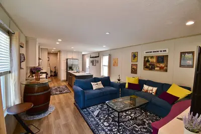 Image de Kamp Keuka - Colorful & Spacious 3br Getaway in Wine Country